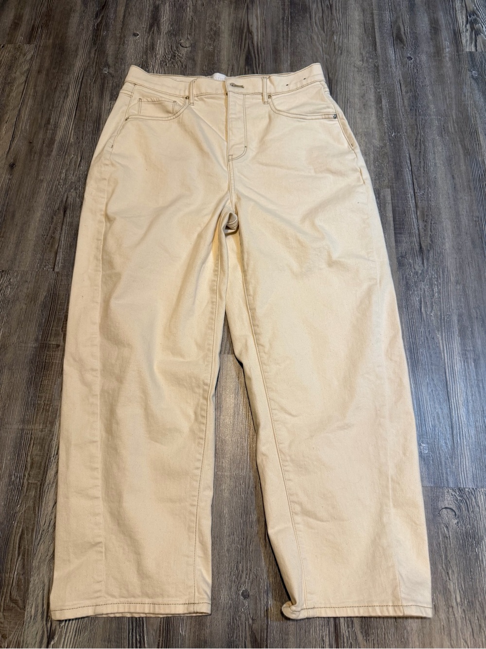 White House Black Market Cream Barrel leg jeans extra high rise size 6